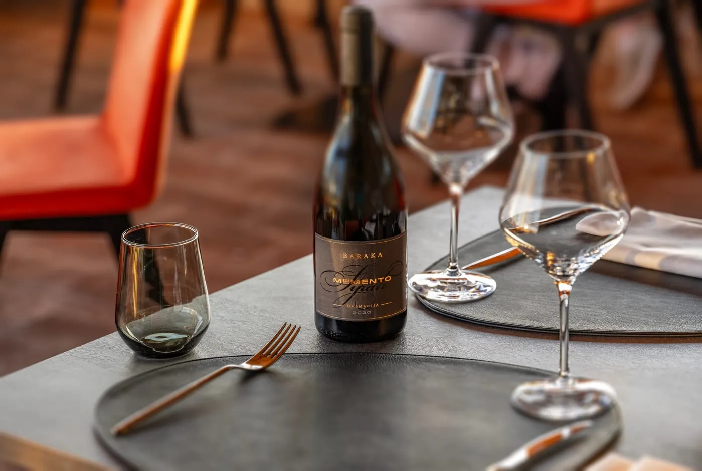 Boca crnog vina Baraka Memento na stolu restorana Il Palazzo Galbiani