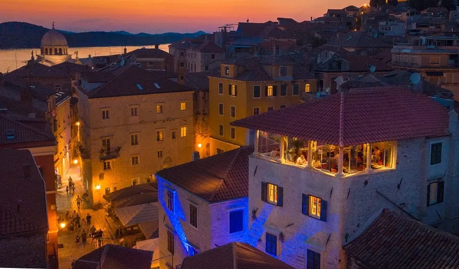 Osvijetljena terasa restorana Il Palazzo Galbiani uvečer, na vrhu palače u staroj jezgri Šibenika