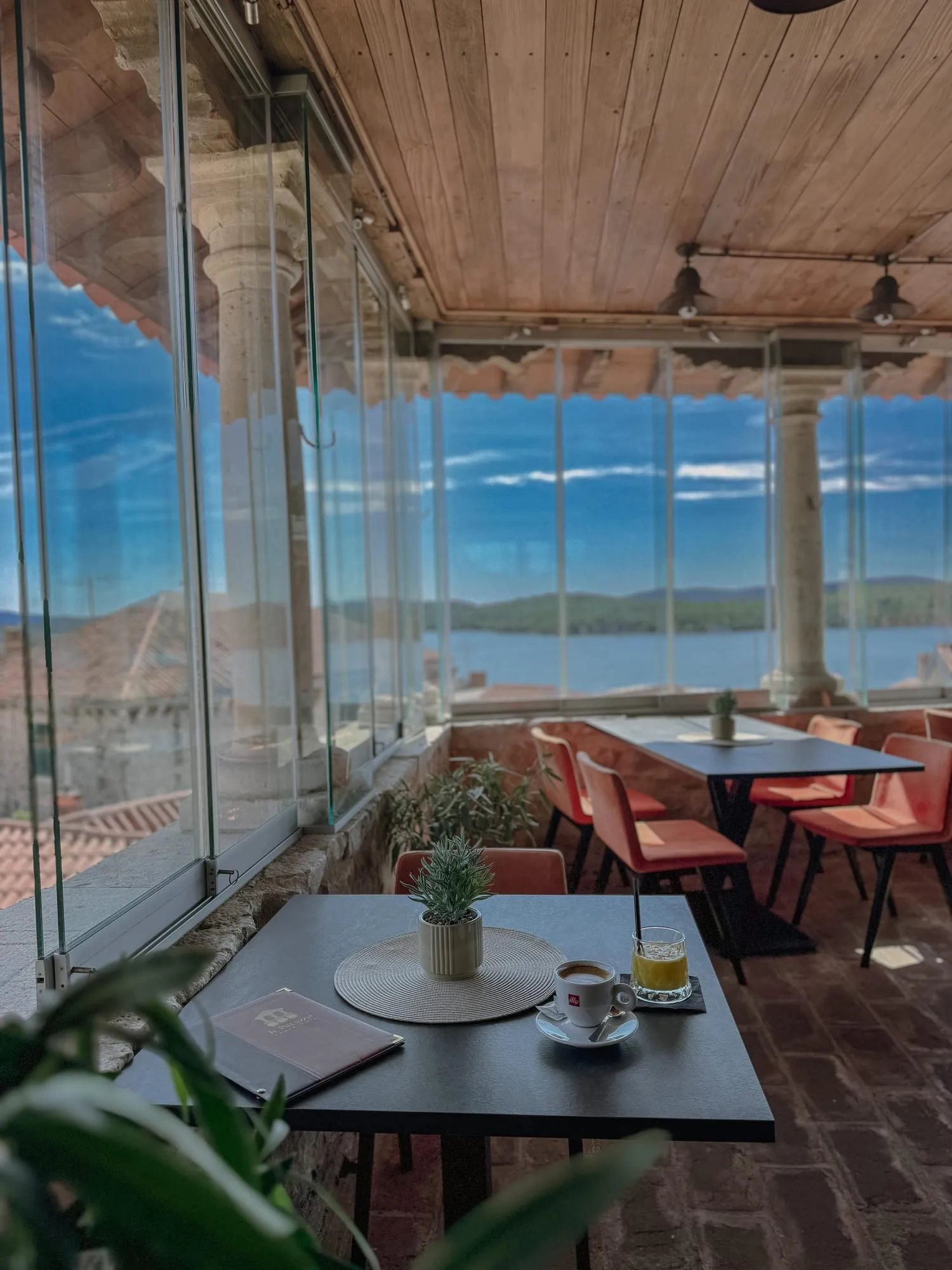 Jutarnja kava na terasi restorana u Šibeniku