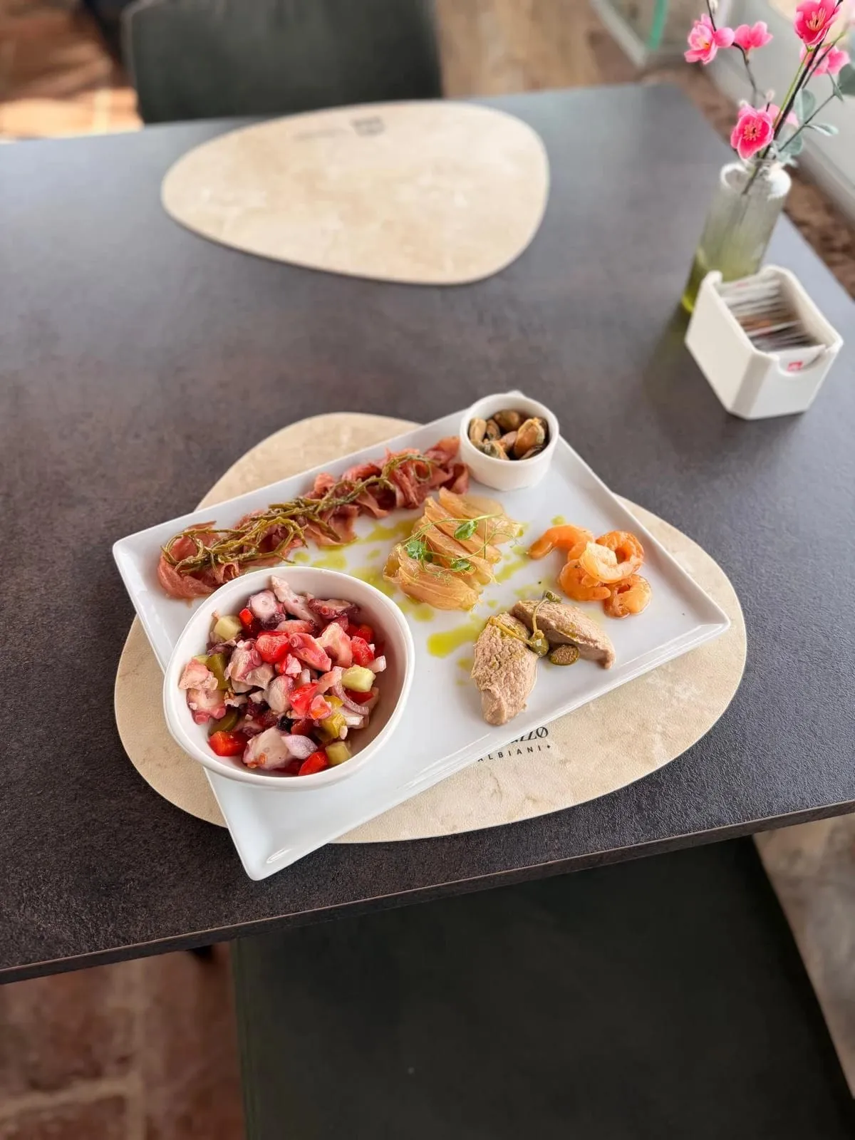 Šibenski pijat na pladnju: salata od hobotnice, dimljena tuna, pašteta od tune, škampi i dagnje